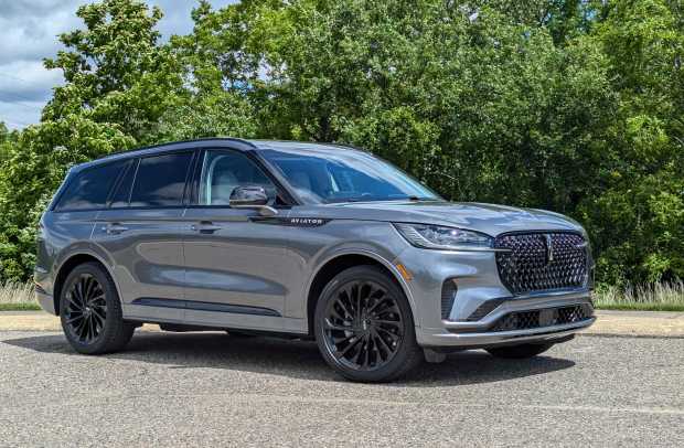 2025 Lincoln Aviator Reserve in front of trees