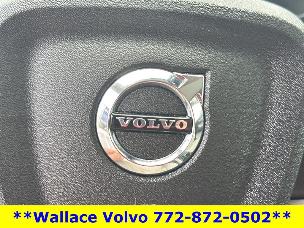 2023 Volvo XC40 B5 Plus Bright Theme