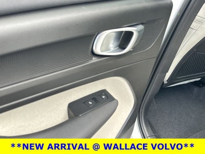 2023 Volvo XC40 B5 Plus Bright Theme