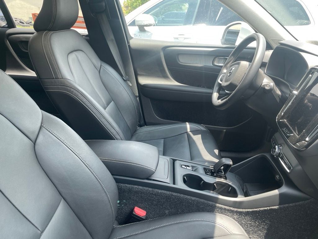 2025 Volvo XC40 B5 Core