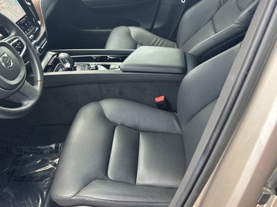 2023 Volvo XC60 B5 Plus Dark Theme