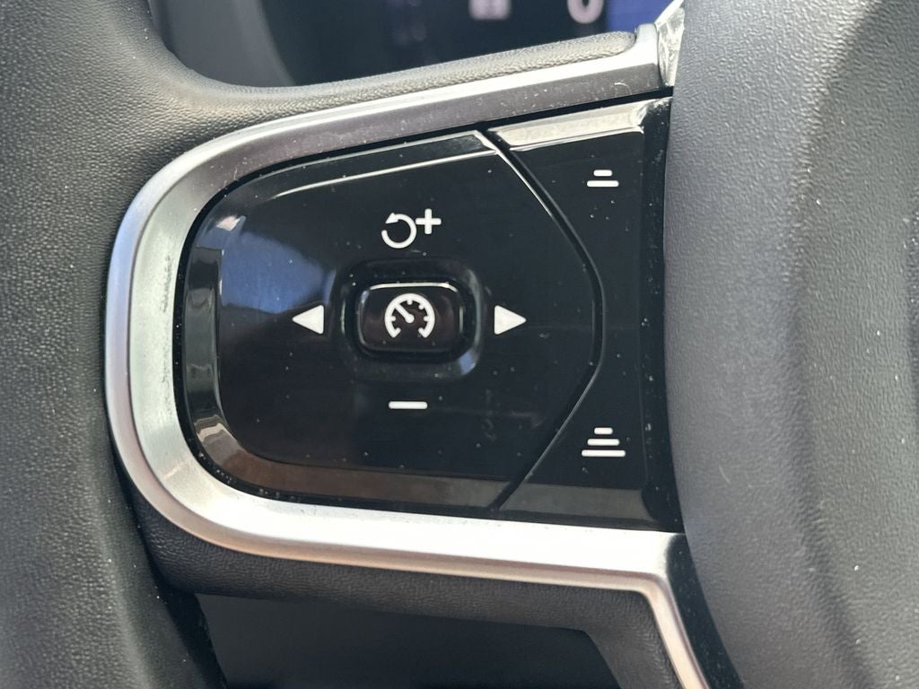 2023 Volvo XC60 B5 Plus Dark Theme