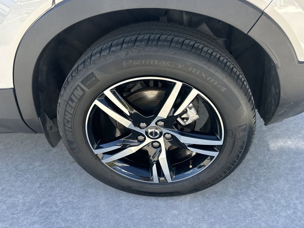 2025 Volvo XC40 B5 Core