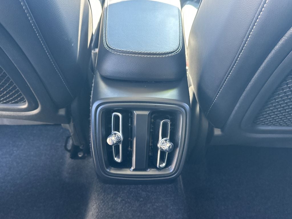 2025 Volvo XC40 B5 Core