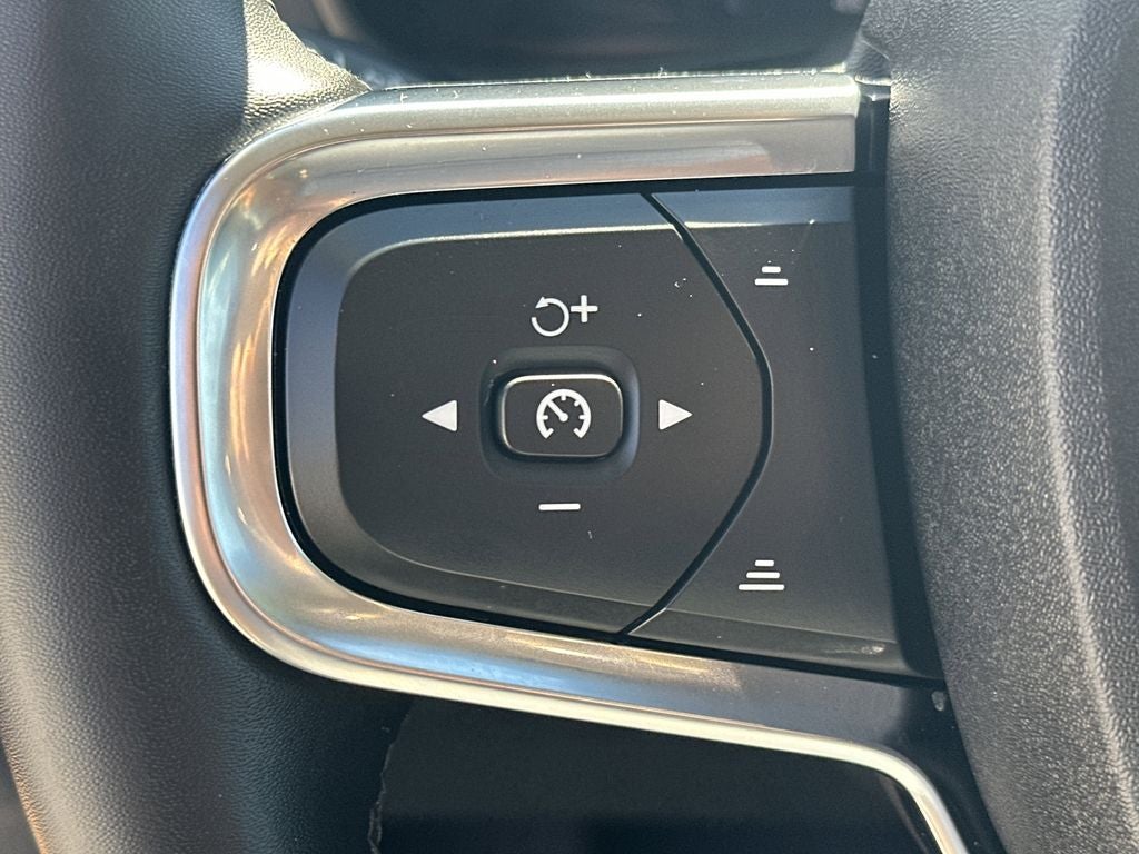 2025 Volvo XC40 B5 Core