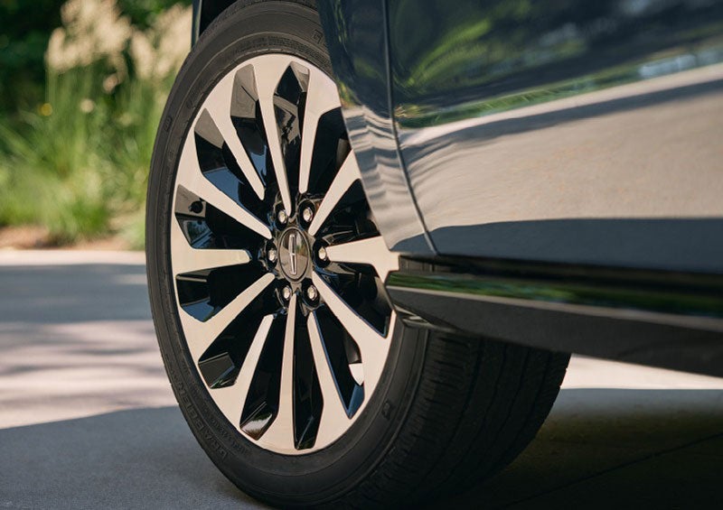 A detail shot of the Navigator® Reserve model with available 22-inch, 12-spoke brightmachined aluminum wheels. | Wallace Lincoln in Fort Pierce FL