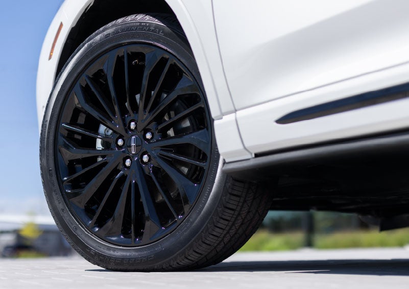 A stylish 20-inch black aluminum wheel of the available Jet Appearance Package is shown. | Wallace Lincoln in Fort Pierce FL